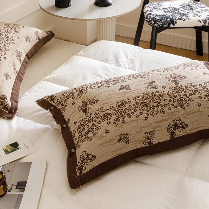 91家纺网 家纺一手货源 找家纺 悦然毛巾被 2025新款全棉四层提花纱布美拉德凤格枕套 花蝶咖