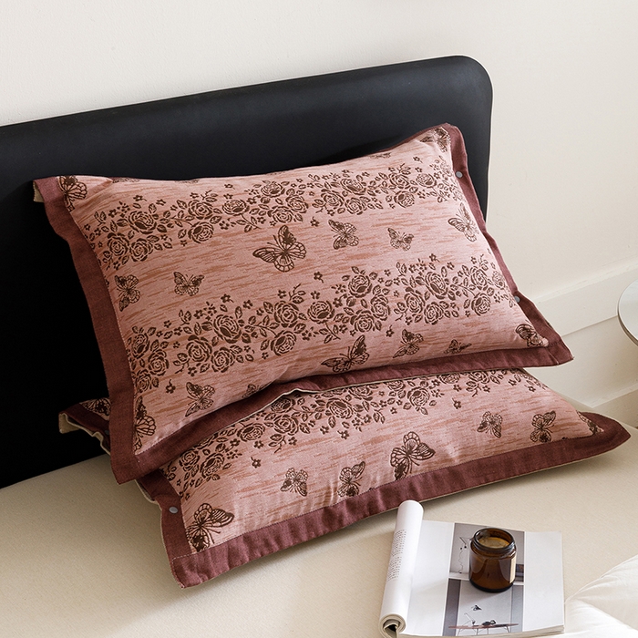 91家纺网 家纺一手货源 找家纺 悦然毛巾被 2025新款全棉四层提花纱布美拉德凤格枕套 花蝶红