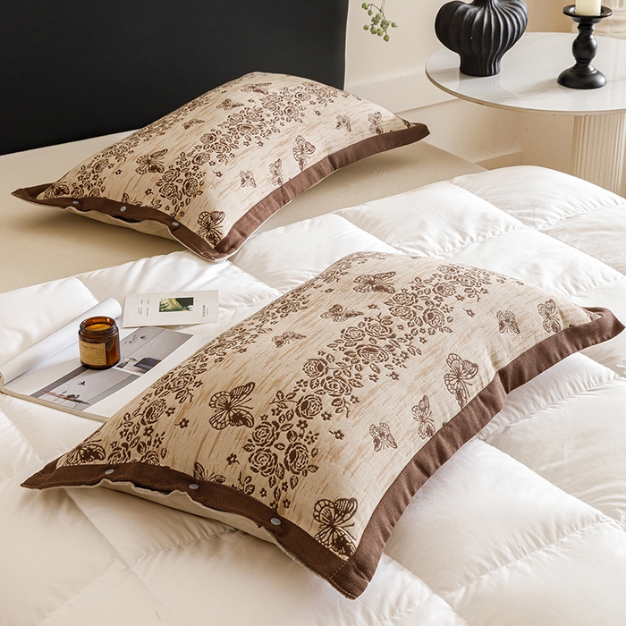 91家纺网 家纺一手货源 找家纺 悦然毛巾被 2025新款全棉四层提花纱布美拉德凤格枕套 花蝶咖