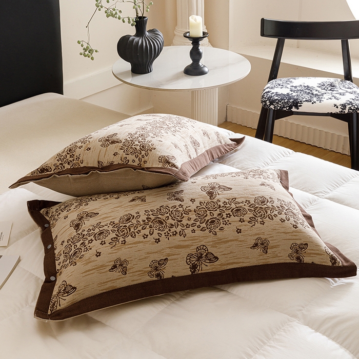 91家纺网 家纺一手货源 找家纺 悦然毛巾被 2025新款全棉四层提花纱布美拉德凤格枕套 花蝶咖