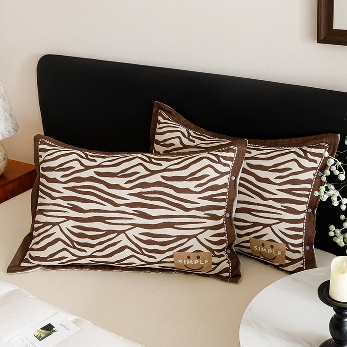 91家纺网 家纺一手货源 找家纺 悦然毛巾被 2025新款全棉四层提花纱布美拉德凤格枕套 野韵棕