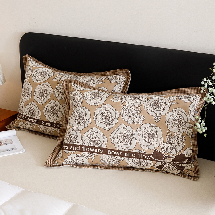 91家纺网 家纺一手货源 找家纺 悦然毛巾被 2025新款全棉四层提花纱布美拉德凤格枕套 玫瑰格调咖