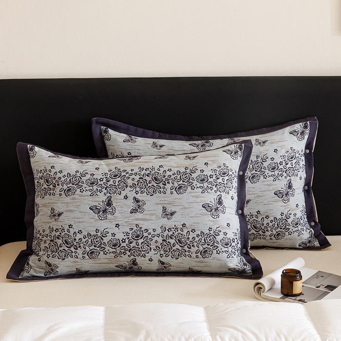 91家纺网 家纺一手货源 找家纺 悦然毛巾被 2025新款全棉四层提花纱布美拉德凤格枕套 花蝶蓝