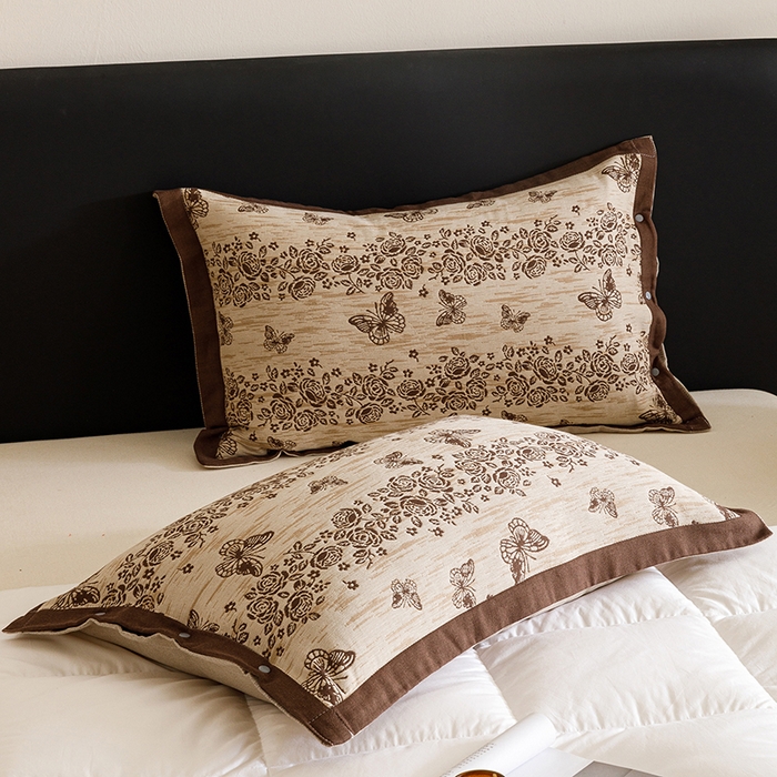 91家纺网 家纺一手货源 找家纺 悦然毛巾被 2025新款全棉四层提花纱布美拉德凤格枕套 花蝶咖