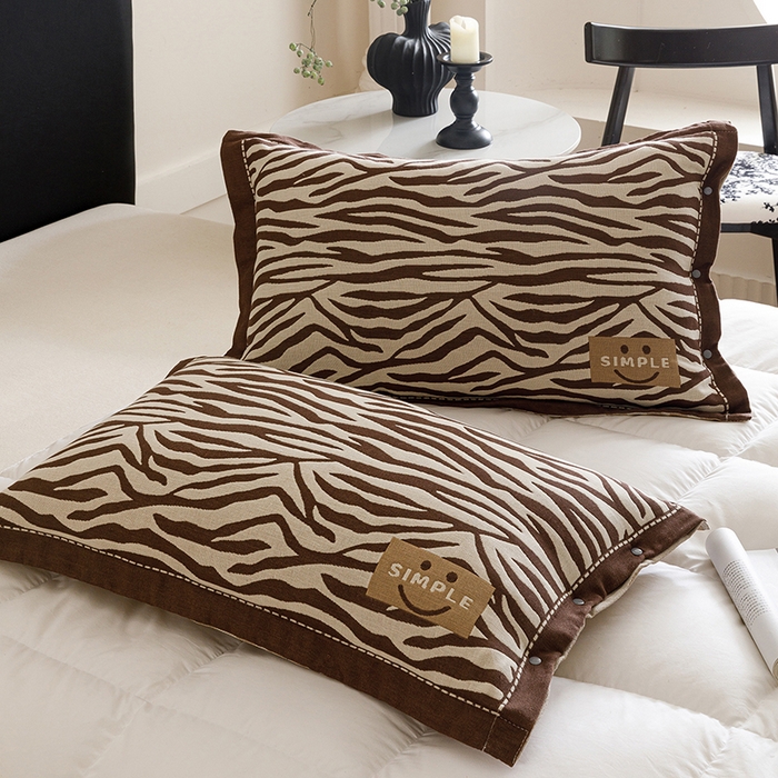 91家纺网 家纺一手货源 找家纺 悦然毛巾被 2025新款全棉四层提花纱布美拉德凤格枕套 野韵棕