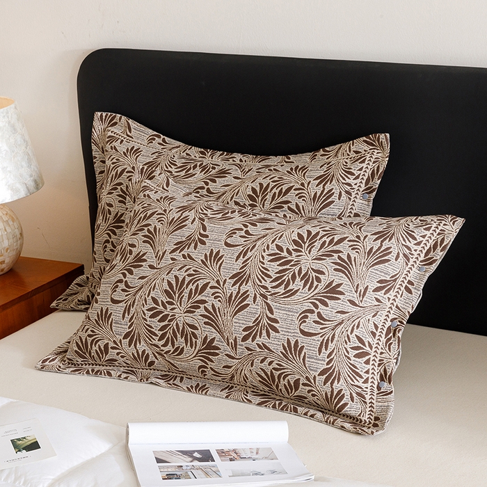 91家纺网 家纺一手货源 找家纺 悦然毛巾被 2025新款全棉四层提花纱布美拉德凤格枕套 蔓叶棕