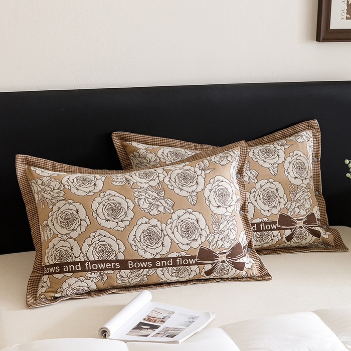 91家纺网 家纺一手货源 找家纺 悦然毛巾被 2025新款全棉四层提花纱布美拉德凤格枕套 玫瑰格调咖