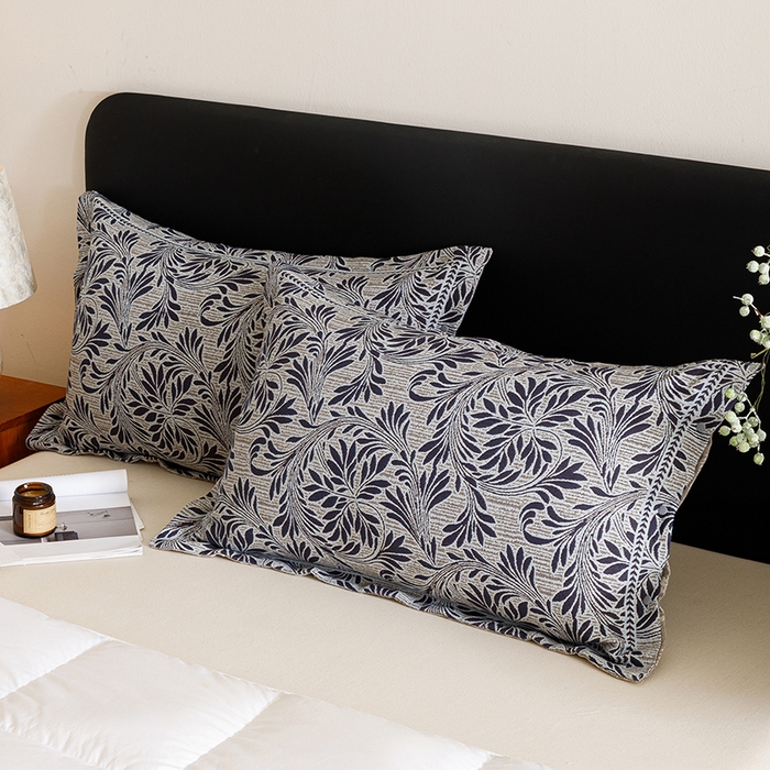 91家纺网 家纺一手货源 找家纺 悦然毛巾被 2025新款全棉四层提花纱布美拉德凤格枕套 蔓叶蓝