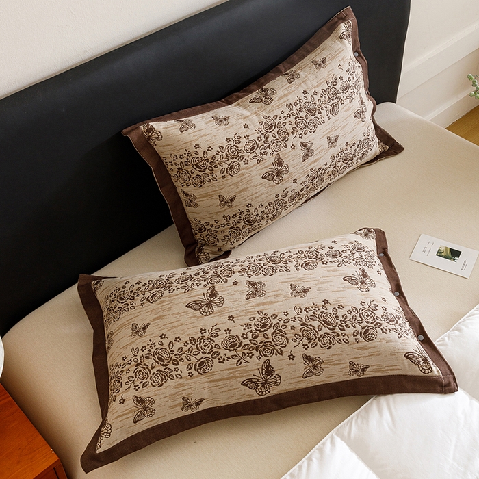 91家纺网 家纺一手货源 找家纺 悦然毛巾被 2025新款全棉四层提花纱布美拉德凤格枕套 花蝶咖