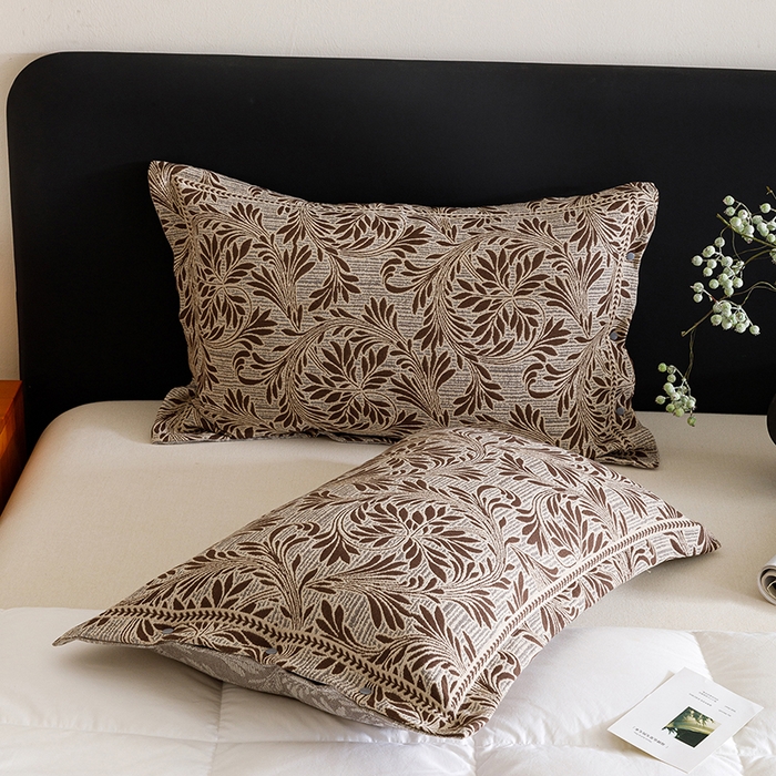 91家纺网 家纺一手货源 找家纺 悦然毛巾被 2025新款全棉四层提花纱布美拉德凤格枕套 蔓叶棕