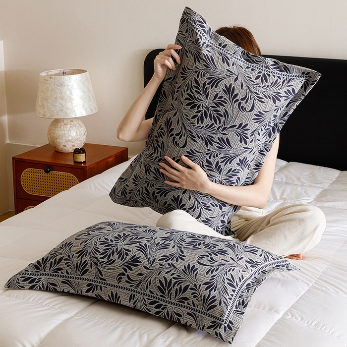 91家纺网 家纺一手货源 找家纺 悦然毛巾被 2025新款全棉四层提花纱布美拉德凤格枕套 蔓叶蓝