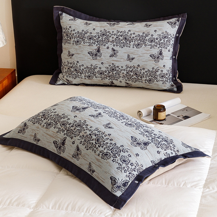 91家纺网 家纺一手货源 找家纺 悦然毛巾被 2025新款全棉四层提花纱布美拉德凤格枕套 花蝶蓝