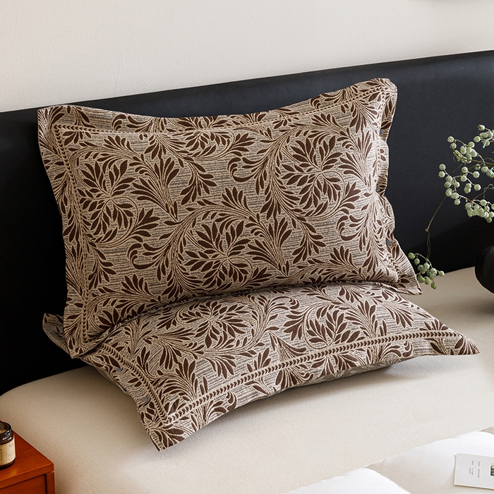 91家纺网 家纺一手货源 找家纺 悦然毛巾被 2025新款全棉四层提花纱布美拉德凤格枕套 蔓叶棕