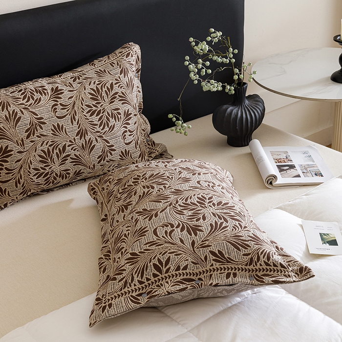 91家纺网 家纺一手货源 找家纺 悦然毛巾被 2025新款全棉四层提花纱布美拉德凤格枕套 蔓叶棕