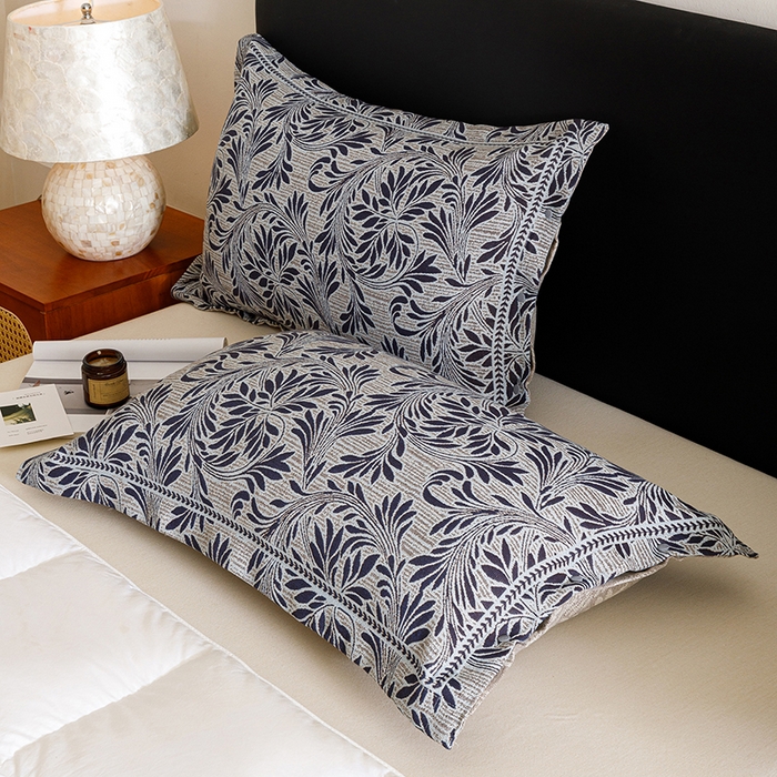 91家纺网 家纺一手货源 找家纺 悦然毛巾被 2025新款全棉四层提花纱布美拉德凤格枕套 蔓叶蓝