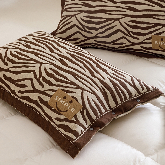 91家纺网 家纺一手货源 找家纺 悦然毛巾被 2025新款全棉四层提花纱布美拉德凤格枕套 野韵棕