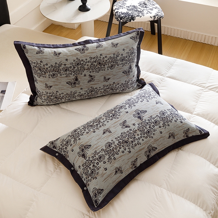 91家纺网 家纺一手货源 找家纺 悦然毛巾被 2025新款全棉四层提花纱布美拉德凤格枕套 花蝶蓝