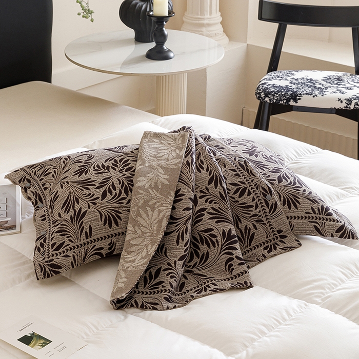 91家纺网 家纺一手货源 找家纺 悦然毛巾被 2025新款全棉四层提花纱布美拉德凤格枕套 蔓叶咖