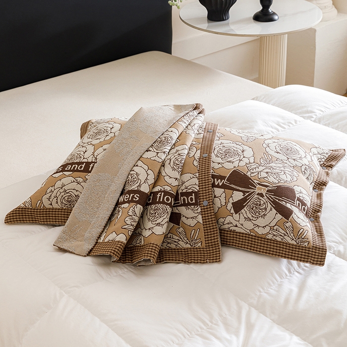 91家纺网 家纺一手货源 找家纺 悦然毛巾被 2025新款全棉四层提花纱布美拉德凤格枕套 玫瑰格调咖