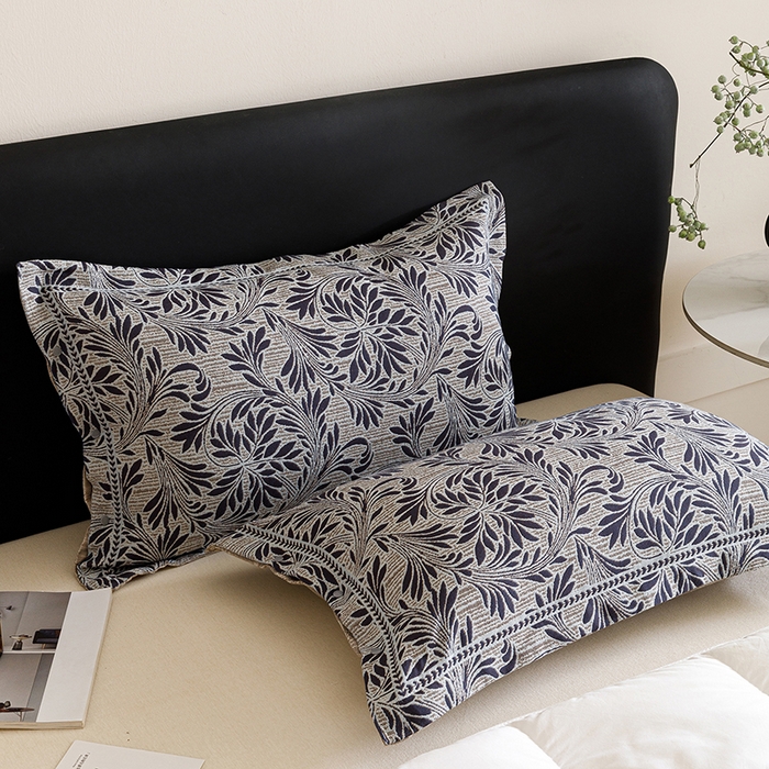 91家纺网 家纺一手货源 找家纺 悦然毛巾被 2025新款全棉四层提花纱布美拉德凤格枕套 蔓叶蓝