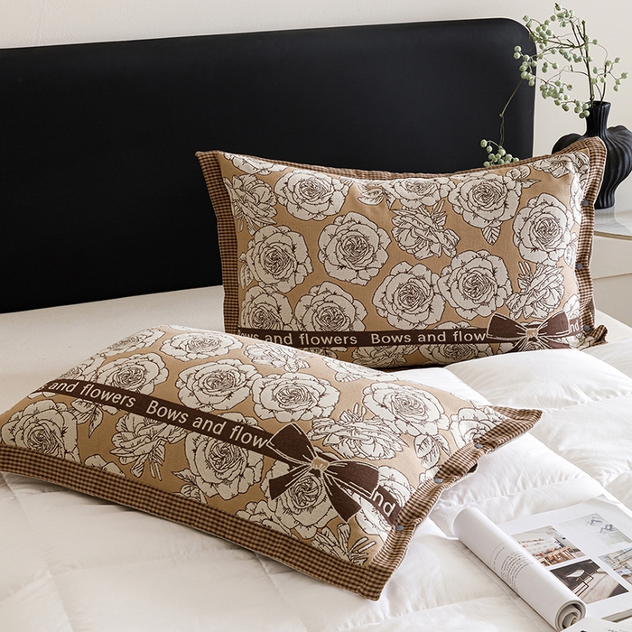 91家纺网 家纺一手货源 找家纺 悦然毛巾被 2025新款全棉四层提花纱布美拉德凤格枕套 玫瑰格调咖