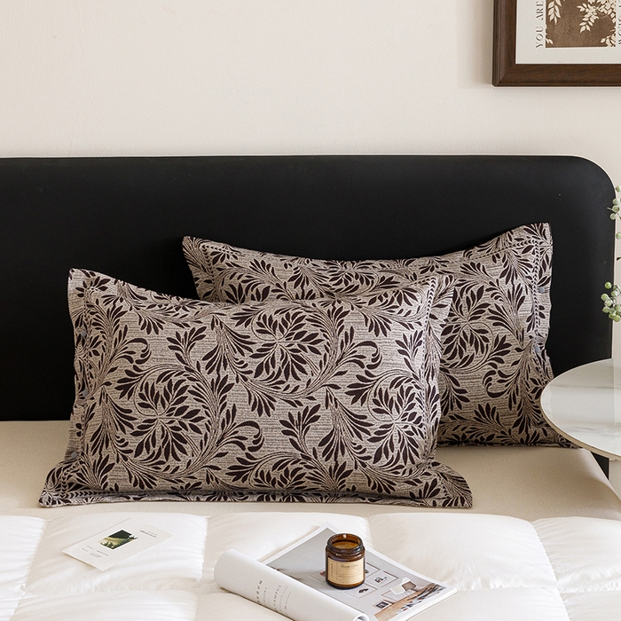 91家纺网 家纺一手货源 找家纺 悦然毛巾被 2025新款全棉四层提花纱布美拉德凤格枕套 蔓叶咖