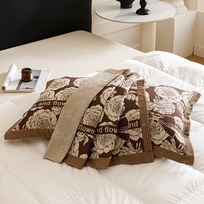 91家纺网 家纺一手货源 找家纺 悦然毛巾被 2025新款全棉四层提花纱布美拉德凤格枕套 玫瑰格调棕