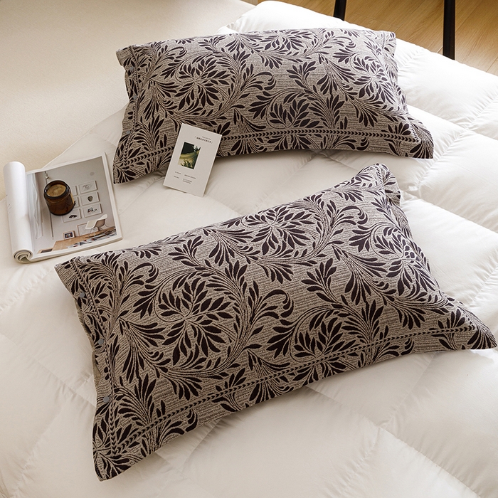 91家纺网 家纺一手货源 找家纺 悦然毛巾被 2025新款全棉四层提花纱布美拉德凤格枕套 蔓叶咖