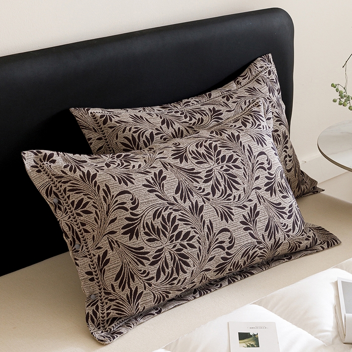 91家纺网 家纺一手货源 找家纺 悦然毛巾被 2025新款全棉四层提花纱布美拉德凤格枕套 蔓叶咖