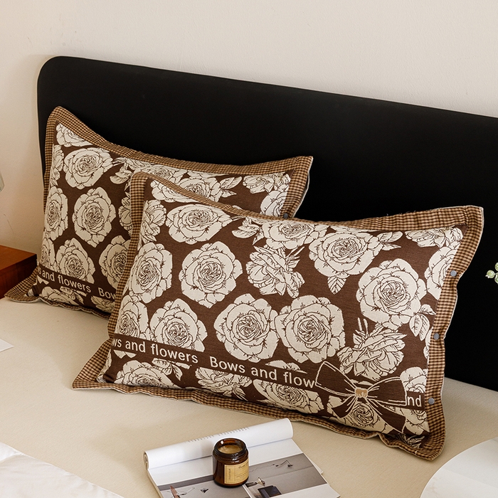 91家纺网 家纺一手货源 找家纺 悦然毛巾被 2025新款全棉四层提花纱布美拉德凤格枕套 玫瑰格调棕