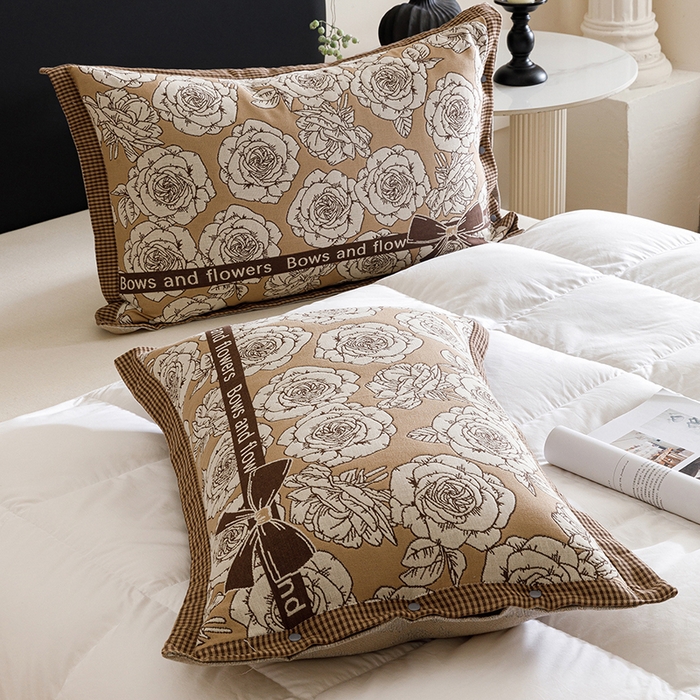 91家纺网 家纺一手货源 找家纺 悦然毛巾被 2025新款全棉四层提花纱布美拉德凤格枕套 玫瑰格调咖