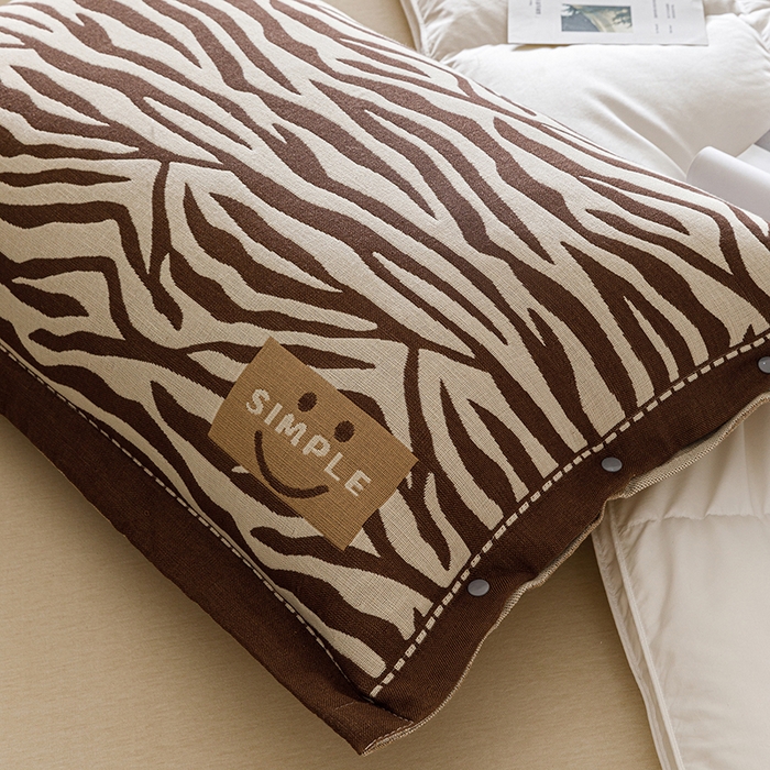 91家纺网 家纺一手货源 找家纺 悦然毛巾被 2025新款全棉四层提花纱布美拉德凤格枕套 野韵棕