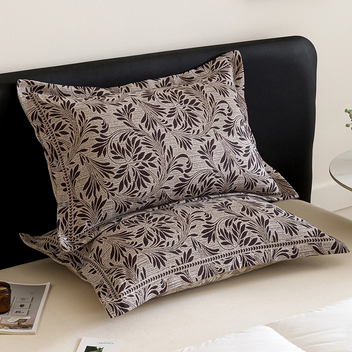 91家纺网 家纺一手货源 找家纺 悦然毛巾被 2025新款全棉四层提花纱布美拉德凤格枕套 蔓叶咖