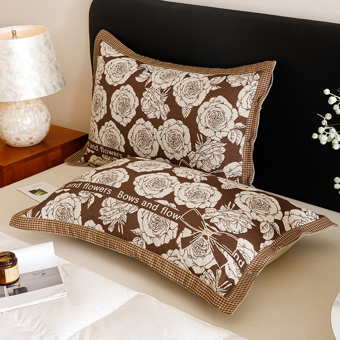 91家纺网 家纺一手货源 找家纺 悦然毛巾被 2025新款全棉四层提花纱布美拉德凤格枕套 玫瑰格调棕