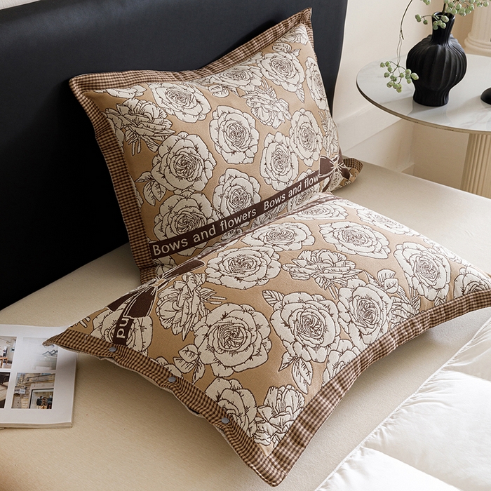 91家纺网 家纺一手货源 找家纺 悦然毛巾被 2025新款全棉四层提花纱布美拉德凤格枕套 玫瑰格调咖