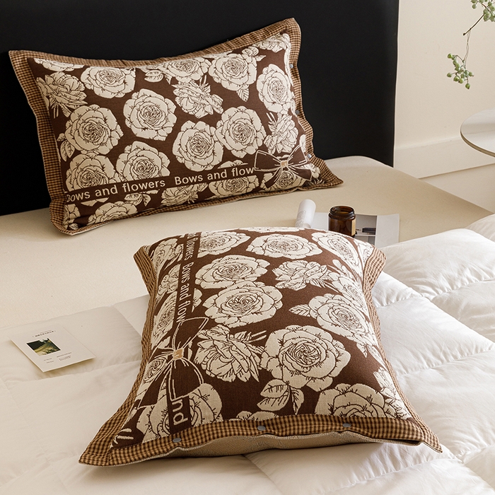 91家纺网 家纺一手货源 找家纺 悦然毛巾被 2025新款全棉四层提花纱布美拉德凤格枕套 玫瑰格调棕