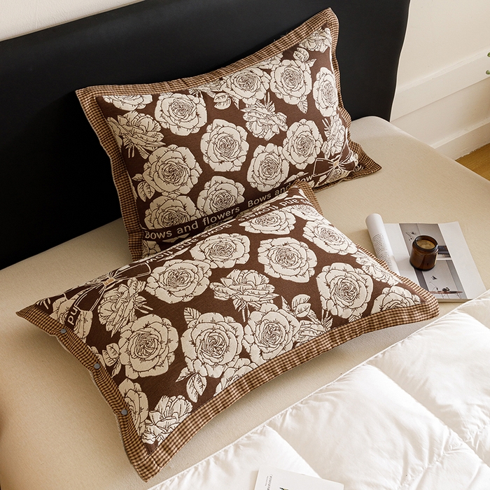 91家纺网 家纺一手货源 找家纺 悦然毛巾被 2025新款全棉四层提花纱布美拉德凤格枕套 玫瑰格调棕