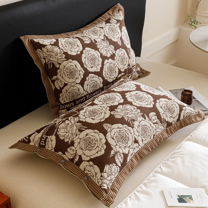 91家纺网 家纺一手货源 找家纺 悦然毛巾被 2025新款全棉四层提花纱布美拉德凤格枕套 玫瑰格调棕