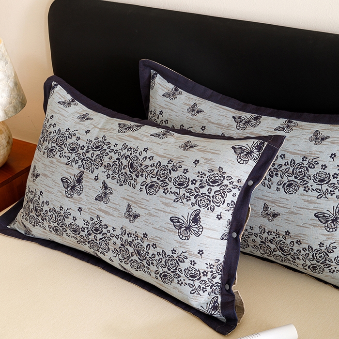 91家纺网 家纺一手货源 找家纺 悦然毛巾被 2025新款全棉四层提花纱布美拉德凤格枕套 花蝶蓝