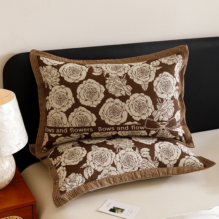 91家纺网 家纺一手货源 找家纺 悦然毛巾被 2025新款全棉四层提花纱布美拉德凤格枕套 玫瑰格调棕