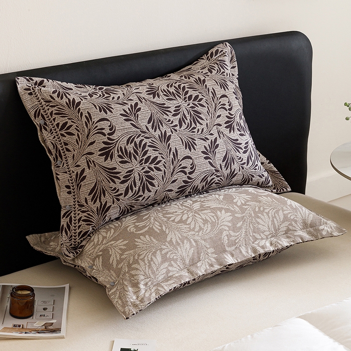 91家纺网 家纺一手货源 找家纺 悦然毛巾被 2025新款全棉四层提花纱布美拉德凤格枕套 蔓叶咖