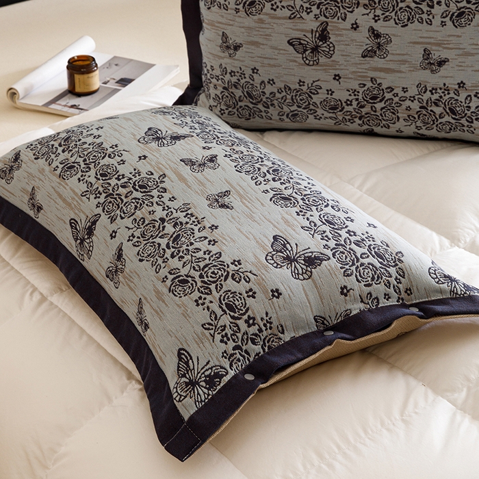 91家纺网 家纺一手货源 找家纺 悦然毛巾被 2025新款全棉四层提花纱布美拉德凤格枕套 花蝶蓝