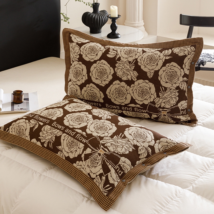 91家纺网 家纺一手货源 找家纺 悦然毛巾被 2025新款全棉四层提花纱布美拉德凤格枕套 玫瑰格调棕