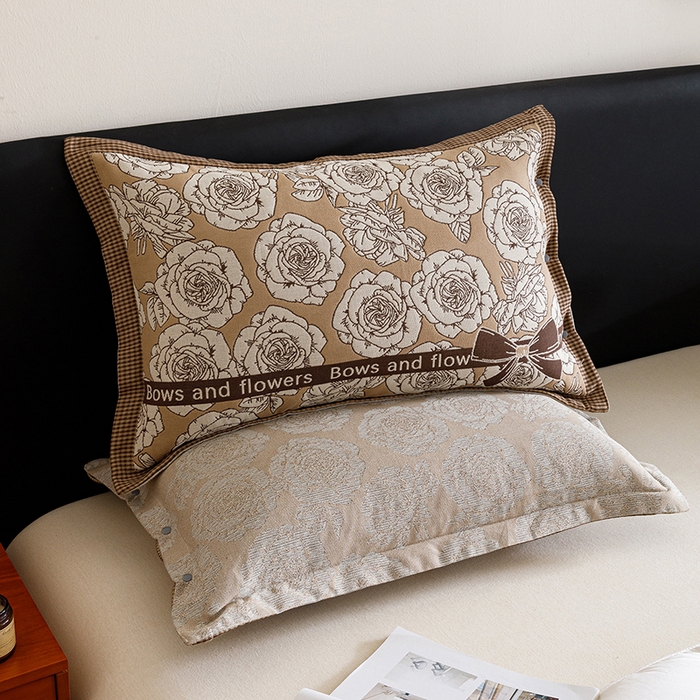 91家纺网 家纺一手货源 找家纺 悦然毛巾被 2025新款全棉四层提花纱布美拉德凤格枕套 玫瑰格调咖