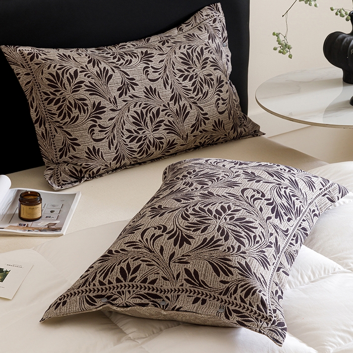 91家纺网 家纺一手货源 找家纺 悦然毛巾被 2025新款全棉四层提花纱布美拉德凤格枕套 蔓叶咖