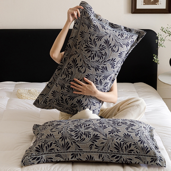 91家纺网 家纺一手货源 找家纺 悦然毛巾被 2025新款全棉四层提花纱布美拉德凤格枕套 蔓叶蓝