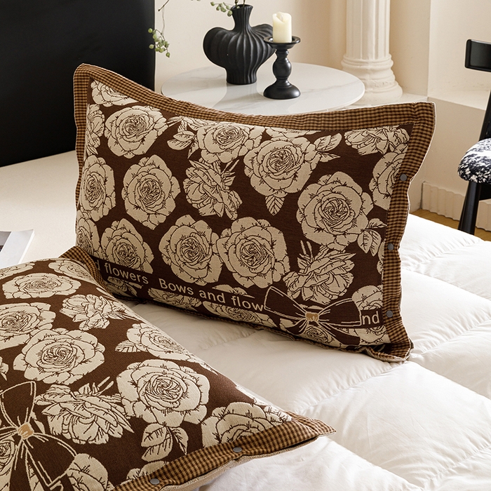 91家纺网 家纺一手货源 找家纺 悦然毛巾被 2025新款全棉四层提花纱布美拉德凤格枕套 玫瑰格调棕