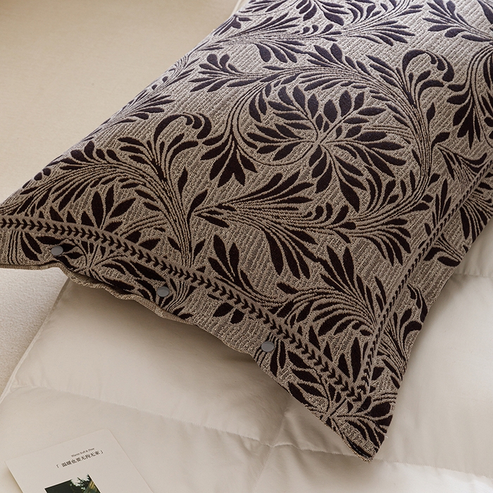 91家纺网 家纺一手货源 找家纺 悦然毛巾被 2025新款全棉四层提花纱布美拉德凤格枕套 蔓叶咖