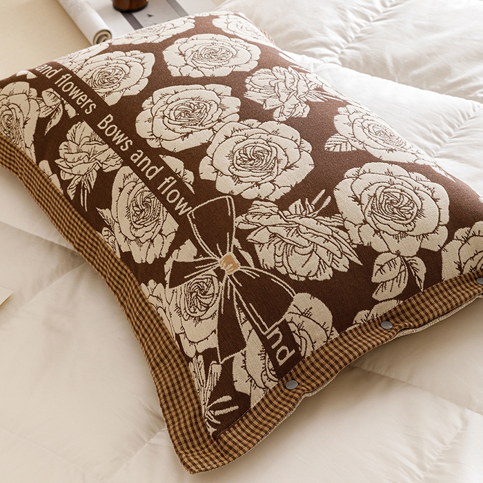 91家纺网 家纺一手货源 找家纺 悦然毛巾被 2025新款全棉四层提花纱布美拉德凤格枕套 玫瑰格调棕