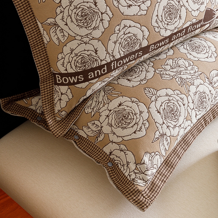 91家纺网 家纺一手货源 找家纺 悦然毛巾被 2025新款全棉四层提花纱布美拉德凤格枕套 玫瑰格调咖